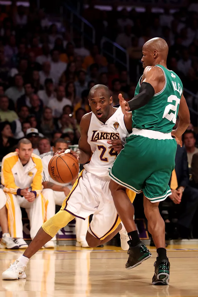 爱游戏中国-英国篮球超级联赛决赛现场热闹非凡