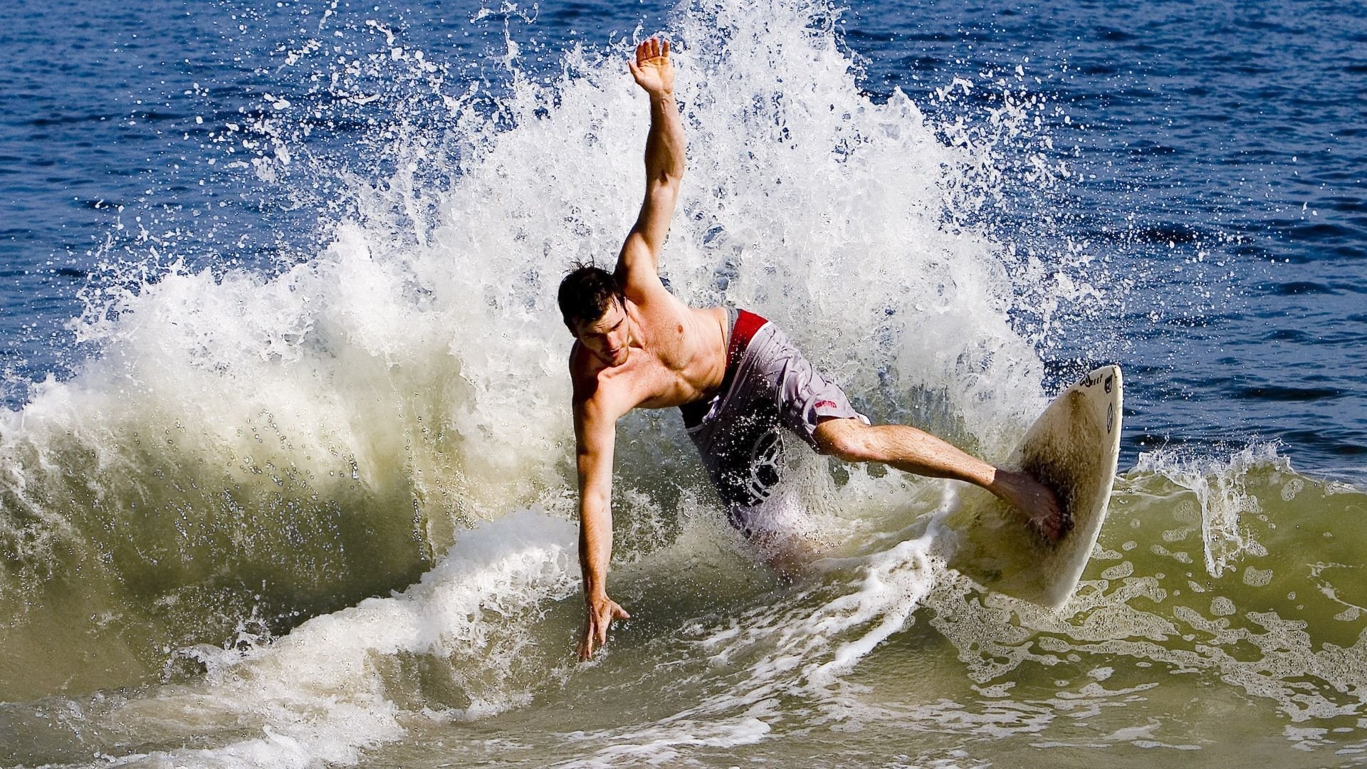 铁血防守与团队胜利，詹姆斯式锁死与广东队式击溃的战术启示