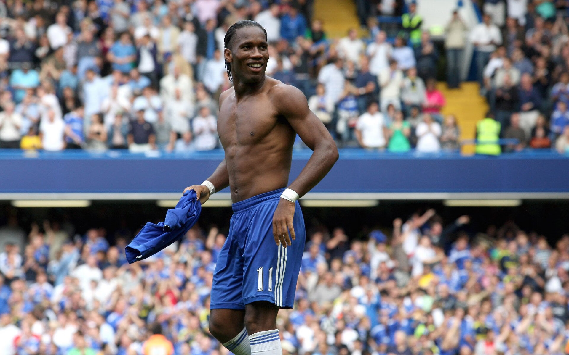 牙买加闪电撕裂蓝月防线,凯恩独舞,定义现代中锋的终极形态