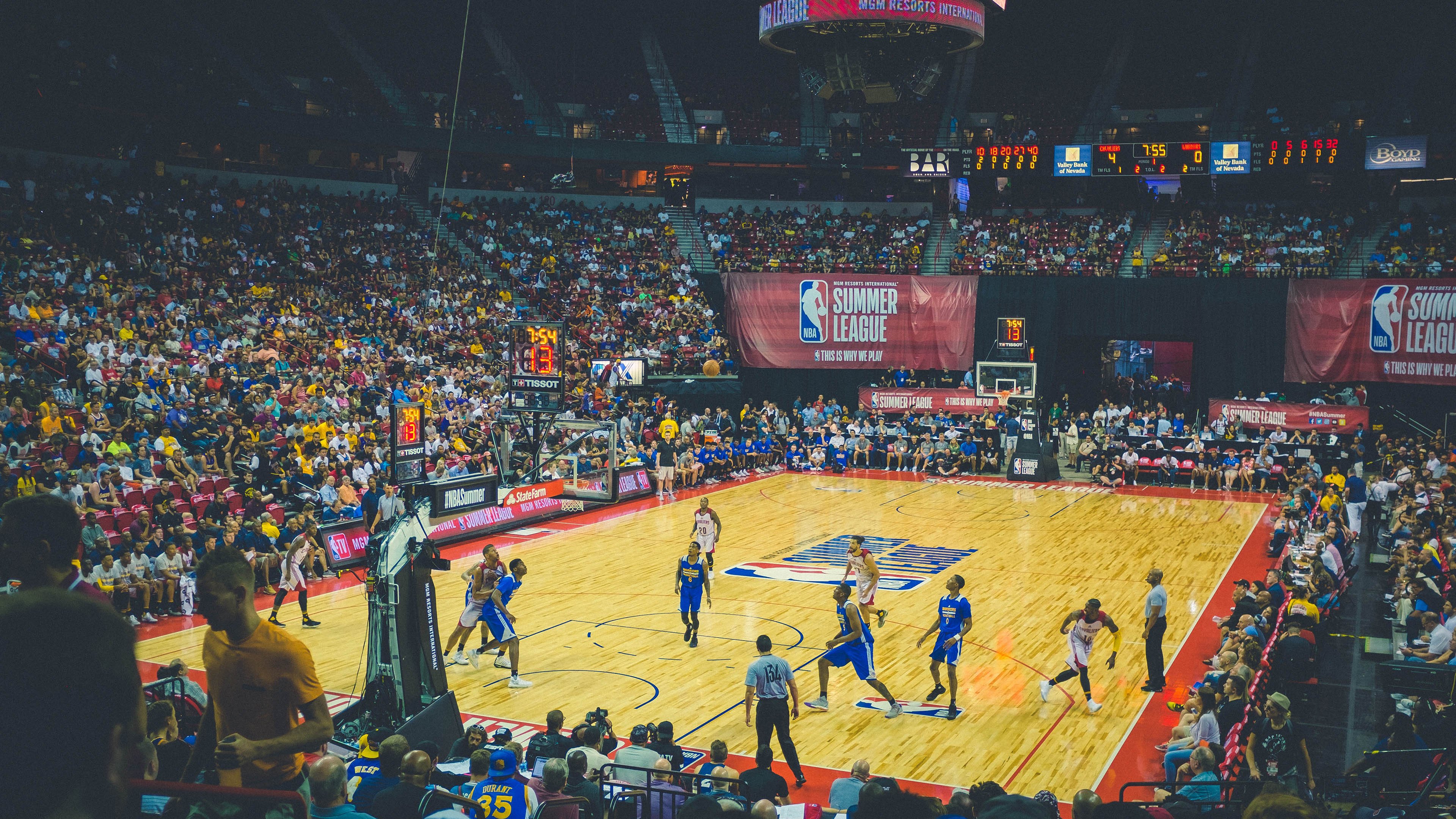 西亚卡姆完美演出引燃赛场，活塞强势出击粉碎老鹰连胜梦