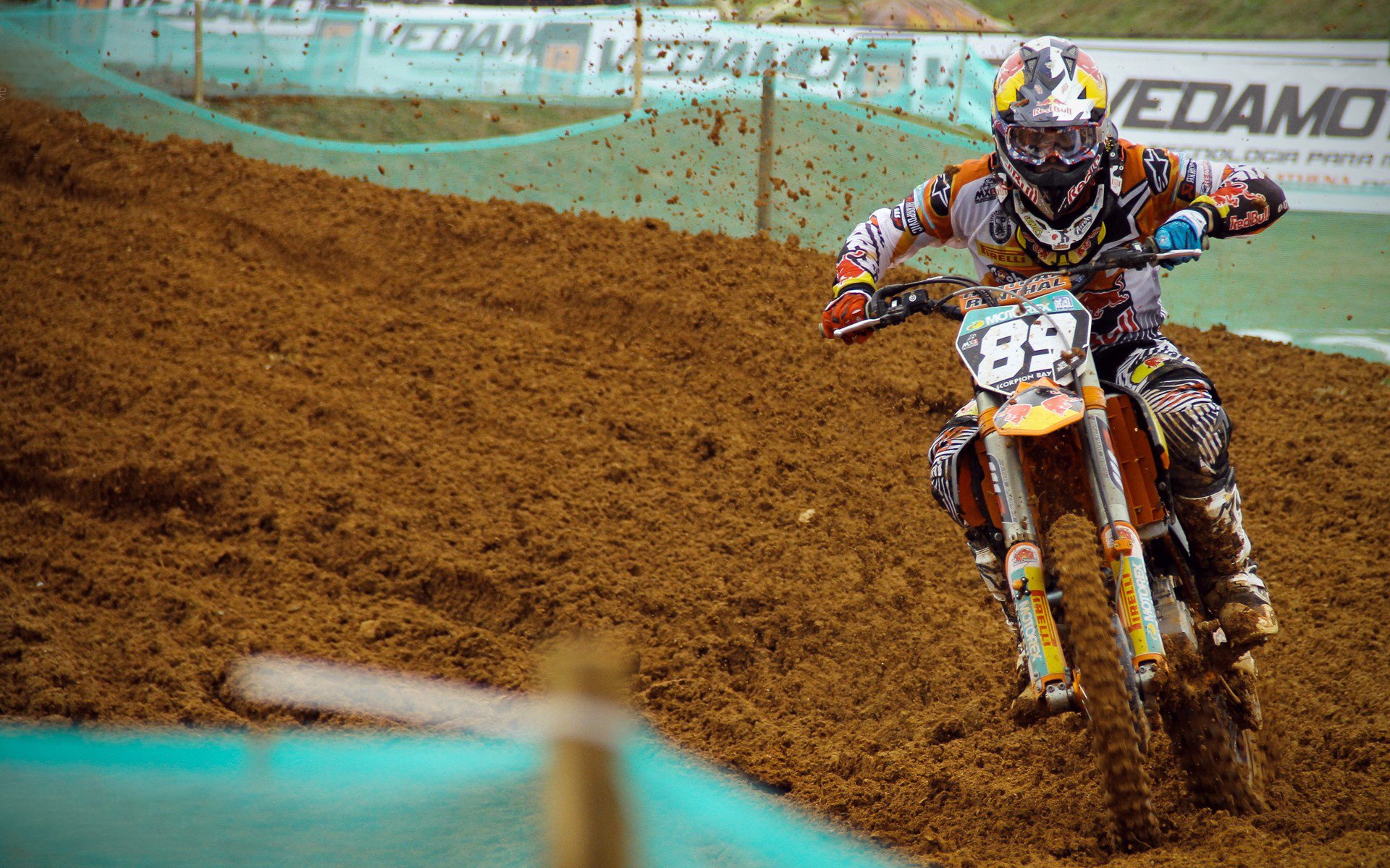 勒沃库森鏖战土耳其,法比尼奥扛起全队的孤勇之战